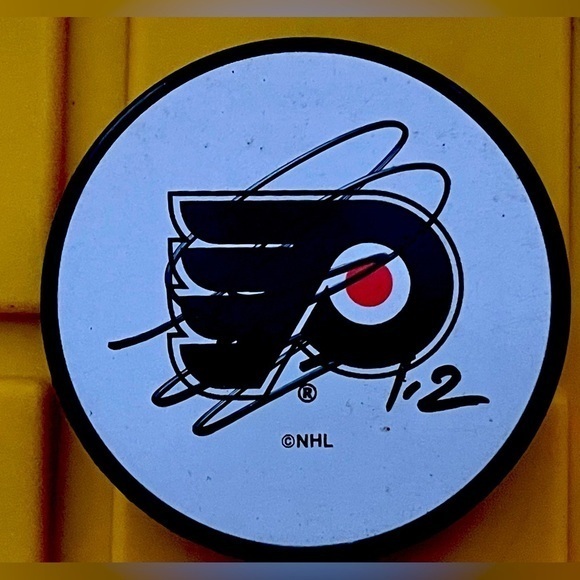 Simone Gagne 12 Philadelphia Flyers signed puck - Picture 1 of 2